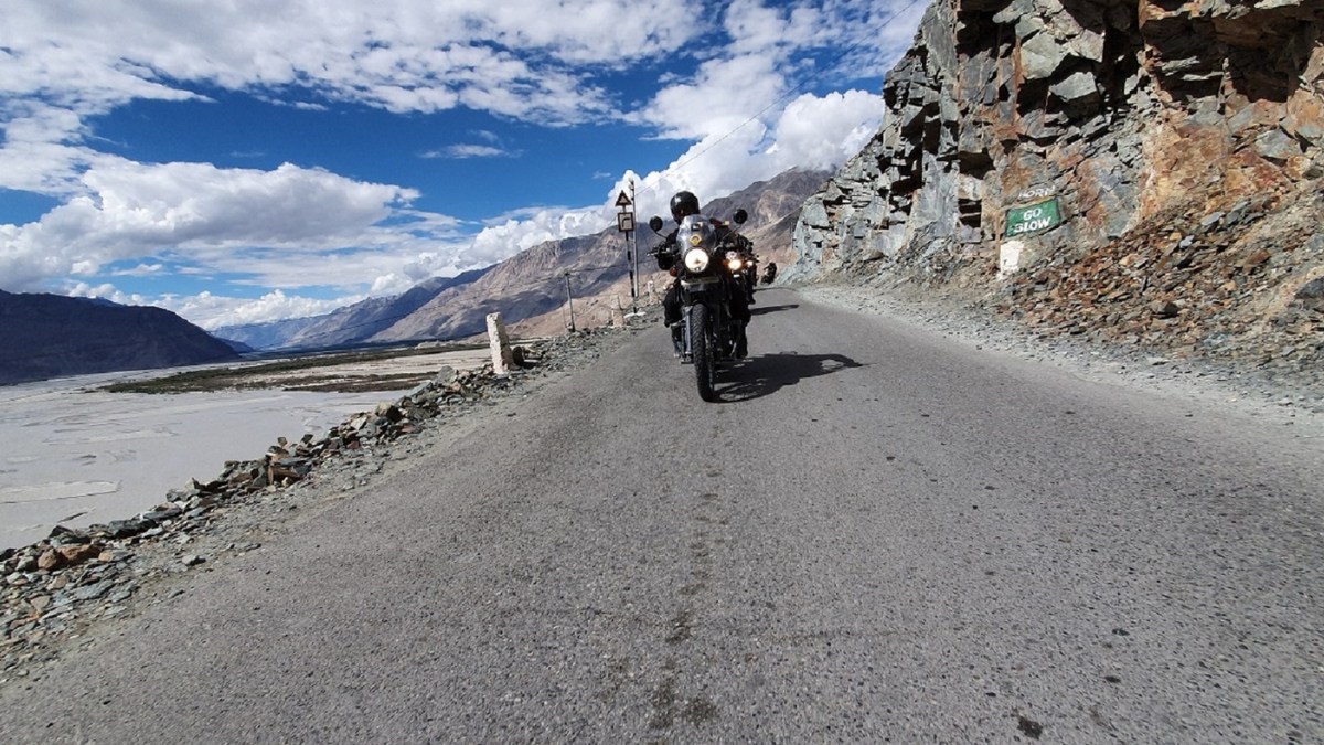 What are the support vehicles provided on Himalayan bike trips?